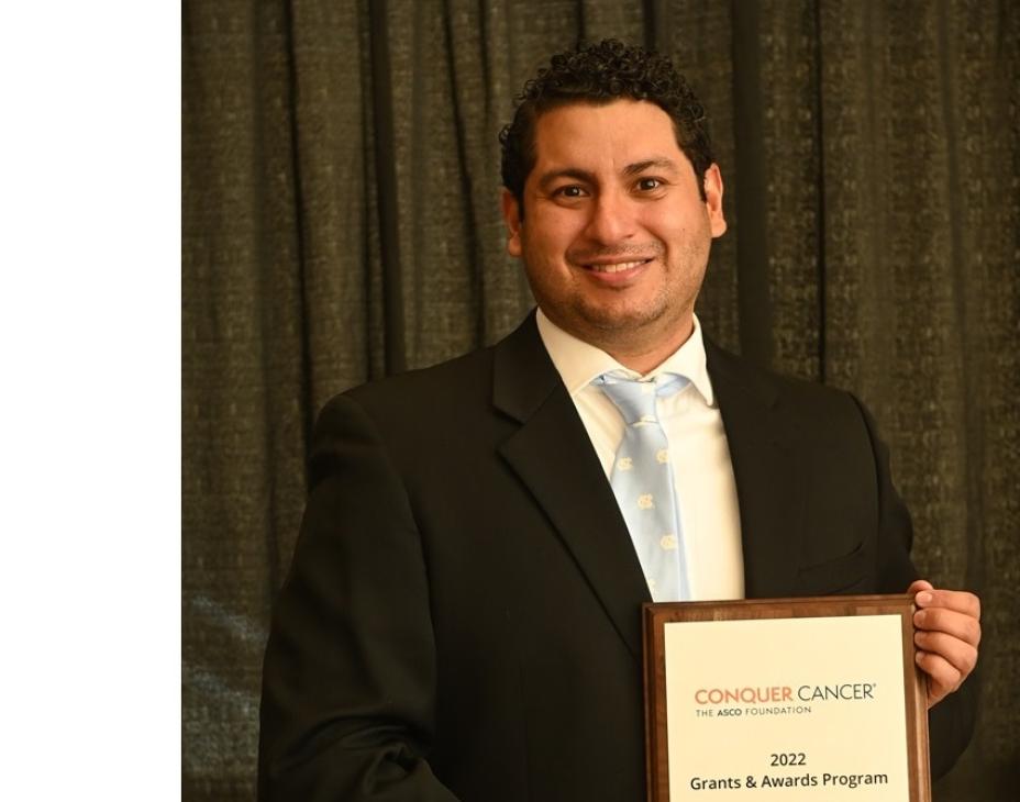 Dr. Fernando Diaz holding a Conquer Cancer grant plaque at the 2022 ASCO Annual Meeting.